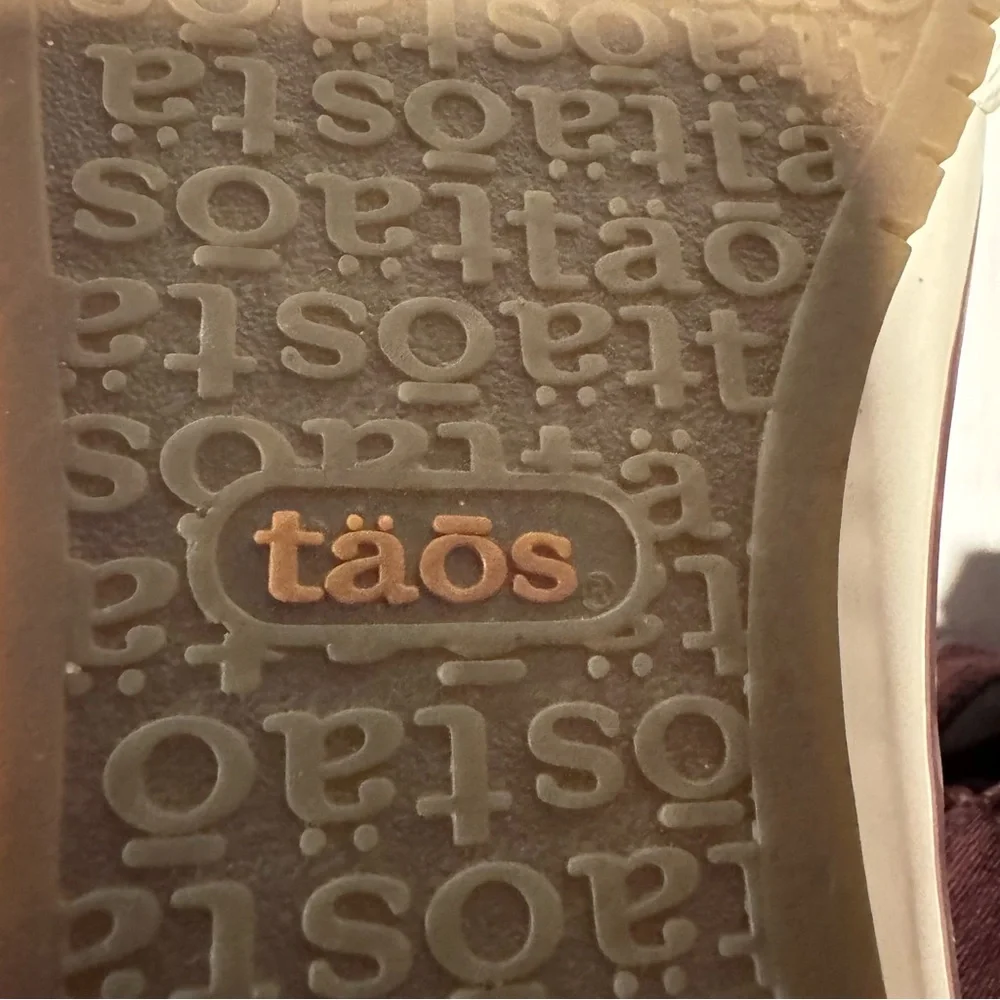 Taos Top Star Distressed Bordeaux Sneaker Size 7.5